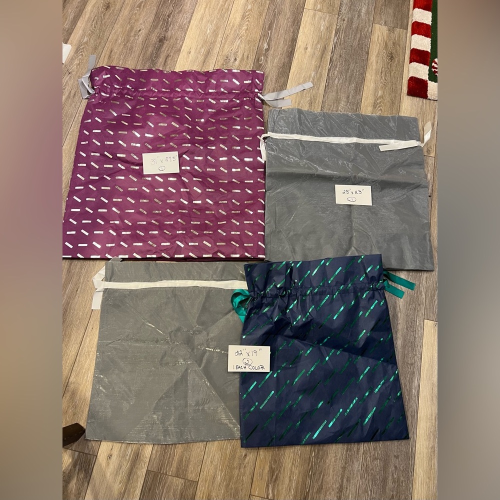 Brand New-Set of 4 Gift Bags